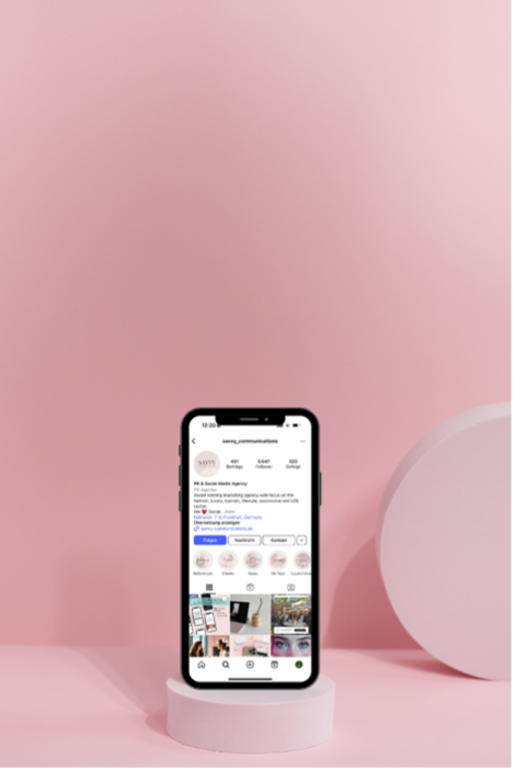 Handy mit Instagram, rosa Hintergrund Social Media Strategie